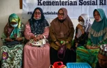 Des proches des écoliers disparus se rassemblent alors que les opérations de recherche et de sauvetage se poursuivent à l'internat islamique Al Khoziny à Sidoarjo, dans la province de Java oriental, le 1er octobre 2025