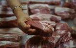 Des côtes de porc en vente dans une boutique à Pékin, le 17 juin 2024
