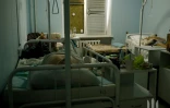 Photo prise et publiée par le Premier Centre de soutien à l'information et à la communication des forces terrestres d'Ukraine, le 9 septembre 2025, montrant des habitants du village de Iarova, blessés lors d'une frappe aérienne russe, dans un hôpital dans un lieu tenu secret