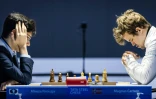 Le joueur d'échecs d'origine iranienne Alireza Firouzja (g), alors âgé de 17 ans, joue contre le champion du monde norvégien Magnus Carlsen, 30 ans, lors du tournoi international Tata Steel à Wijk aan Zee, aux Pays-Bas, le 16 janvier 2021