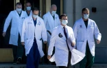 Le médecin de la Maison Blanche Sean Conley et son équipe médicale arrive pour une conférence de presse devant l'hôpital Walter Reed à Bethesda, dans le Maryland, le 03 octobre 2020