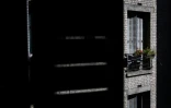 Une fenêtre aux volets fermés pour protéger le logement contre le soleil, le 8 juillet 2026 à Paris, lors d'une vague de chaleur en France