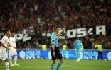 L'arbitre Clément Turpin interrompt momentanément le match Nice-Marseille pour cause de chants et banderoles jugés homophobes à l'Allianz Riviera, le28 août 2019