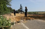 Des policiers postés sur le chantier de la route L277, en Allemagne, après une manifestation le 22 juillet 2020