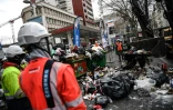 Des salariés d'une entreprise privée nettoient des trottoires de Paris jonchés de poubelles après la grève des éboueurs, le 30 mars 2023