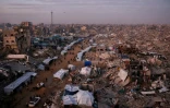 Des Palestiniens passent devant des tentes installées au milieu des décombres à Jabalia, dans le nord de la bande de Gaza, le 18 février 2025