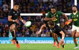 Le Néo-Zélandais Jordie Barrett (d) combine avec son coéquipier Rieko Ioane au cours du match de Rugby championship contre la Nouvelle-Zélande, le 2 octobre 2021 à Gold Coast