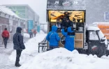 Des membres de l'équipe d'Ukraine prennent un café dans le village olympique des Jeux de Milan Cortina, le 3 février 2026 à Cortina d'Ampezzo 