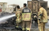 Des pompiers éteignent un incendie à la suite d'affrontements entre les forces gouvernementales et des séparatistes à Mansoura à Aden, deuxième ville du Yémen le 11 août 2019