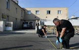 La police inspecte la cour de la mosquée de Pontanezen où ont été tirés des coups de feu, à Brest le 27 juin 2019