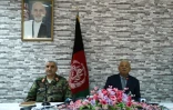 Le ministre de la Défense Abdullah Habibi (G) et le chef d'Etat-major de l'armée afghane le général Qadam Shah Shahim lors d'une conférence de presse le 24 avril 2017 à Kaboul