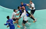 Les Franças Nikola Karabatic (au centre) et Luka Karabatic (en haut) lors du match de poule des JO-2024 contre la Norvège, le 29 juillet 2024 à Paris