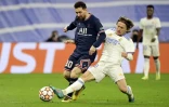 Le milieu de terrain croate du Real Madrid, Luka Modric, dégage le ballon devant l'attaquant argentin du Paris Saint-Germain, Lionel Messi, lors du 8e de finale retour de la Ligue des Champions, le 9 mars 2022 au Stade Santiago Bernabeu
