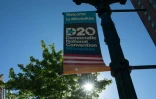 Une affiche annonce la convention démocrate dans une rue de Milwaukee, le 11 août 2020