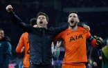 L'entraîneur de Tottenham Mauricio Pochettino et le gardien français Hugo Lloris fêtent la qualification pour la finale de la Ligue des champions, le 8 mai 2019 à Amsterdam