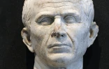 Le buste de Jules César découvert dans le Rhône à Arles, le 21 mai 2008 à Arles