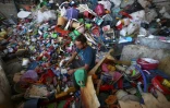 Un travailleur palestinien trie des produits en plastique dans un atelier dans le nord de la bande de Gaza, le 23 août 2022