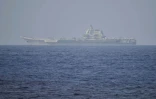 Photo diffusée par le ministère japonais de la Défense le 6 avril 2023 du porte-avions chinois Shandong à environ 300 km au sud de la préfecture d'Okinawa
