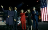 Michelle et Barack Obama (g), Hillary Clinton, sa fille Chelsea et son époux et ancien président Bill à Philadelphie le 7 novembre 2016
