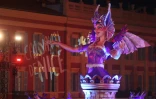 Une reine du 137e Carnaval de Nice défile pour la cérémonie d'ouverture des festivités, le 11 février 2022