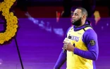 LeBron James s'adresse aux supporteurs des Lakers pendant l'hommage à Kobe Bryant, le 31 janvier 2020 au Staples Center de Los Angeles