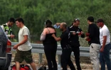 Des secouristes viennent en aide à des habitants bloqués par les incendies, près de Bet Shemesh, dans le centre d'Israël, le 30 avril 2025