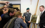 Le 30 septembre 2016 à Naples, la police financière italienne a rendu à son musée d'origine deux tableaux de Vincent Van Gogh, dont la "Sortie de l'église de Nuenen", volés 14 ans plus tôt