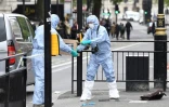 Des officiers de la police scientifique avec un couteau confisqué à un homme qui a été arrêté près du Parlement de Westminster à Londres, le 27 avril 2017