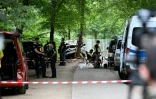 Des policiers près du lieu où un véhicule a foncé dans la foule à la gay pride, faisant au moins un mort et 16 blessés, le 26 juillet 2026 à Berlin