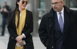 Emma Coronel et Eduardo Balarezo, la femme et un des avocats de Joaquin Guzman, dit "El Chapo", à leur départ du tribunal de Brooklyn, le 4 février 2019 à New York
