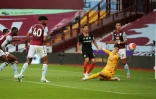 Le défenseur d'Aston Villa, Kortney Hause (g), ouvre le score pour son équipe lors du match de Premier League face à Chelsea, à Birmingham, le 21 juin 2020