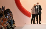 Karl Lagerfeld et Silvia Venturini, designers pour  Fendi des créations de la collection printemps/été 2019, à Milan le 20 septembre 2018