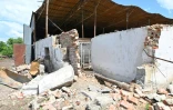 Une ferme partiellement détruite par des bombardements dans le village de Mala Rogan, à 25 km au sud-est de la ville ukrainienne de Kharkiv (est) 