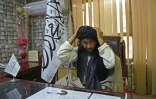 Le chef des services de renseignement du Nangarhar, "Docteur Bachir", ajuste son turban dans son bureau à Jalalabad, en Afghanistan, le 12 décembre 2021