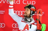 Marcel Hirscher avec son trophée lors de sa victoire au slalom de Schladming le 23 janvier 2018