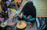 L'agricultrice Habiba prépare le petit déjeuner avant d'aller travailler dans les champs, le 8 juin 2026 dans le village d'Eshtiwi, dans le Nouristan, en Afghanistan