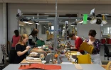 Des employés de la nouvelle manufacture d'Hermès à Allenjoie (Doubs), le 5 avril 2018