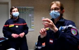 Une infirmière du Service départemental d'incendie et de secours prépare une dose de vaccin anti-Covid le 29 janvier 2021 sur l'île d'Hoëdic, dans le Morbihan