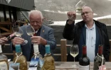 Le somelier Yves Bottasso (g) et l'?nologue à la faculté d??nologie à Toulouse Jean-Christophe Simon goutent un Chateau de Lugey blancs, à Cauterets dans les Pyrénées, le 7 juin 2018