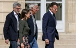 Le président Emmanuel Macron (d), accompagné de l'ambassadeur de France en Iran Pierre Cochard (g), accueille à l'Elysée Cécile Kohler et Jacques Paris (s), libérés par l'Iran après trois ans et demi de détention, le 8 avril 2026