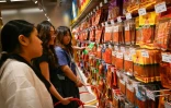 Des clientes choisissent des lamelles épicées dans un marché à Changsha, dans la province du Hunan, le 17 juin 2026 dans le centre de la Chine