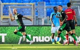 Francesco Caputo (g) vient d'offrir la victoire Ă Sassuolo sur la pelouse de la Lazio Rome, le 11 juillet 2020