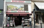 Un magasin de souvenirs dans le centre de Biarritz, le 13 août 2019