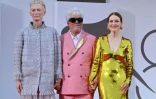 Le réalisateur espagnol Pedro Almodovar et les actrices Tilda Swinton (g) et Julianne Moore (d) sur le tapis rouge pour le film "The Room Next Door" à la 81e Mostra de Venise, le 2 septembre 2024