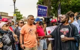 Des manifestants, à droite, face à des partisans de Donald Trump, rassemblés pour sa venue à Kenosha, dans le Wisconsin, le 1er septembre 2020