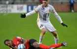 L'attaquant de Lyon Yassine Benzia (d) face Ă Guingamp, le 13 janvier 2016 au Roudourou