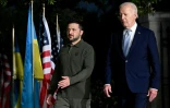 Le président ukrainien Volodymyr Zelensky (g) et son homologue américain Joe Biden, en marge du G7, le 13 juin 2024 à Savelletri, en Italie