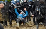 Heurts entre forces de l'ordre et zadistes Ă  Notre-Dame-des-Landes le 9 avril 2018