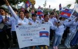 Des habitants brandissent des drapeaux cambodgiens lors d'une marche en faveur de la paix avec la Thaïlande, à Phnom Penh le 18 décembre 2025