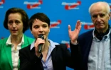 Frauke Petry (c), dirigeante de l'AfD, réagit à l'annonce des premiers résultats des élections, à Berlin, le 13 mars 2016